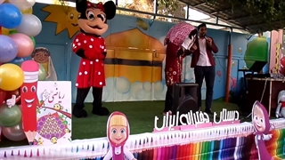 اجرای نمایش کودکانه در جشن مدرسه