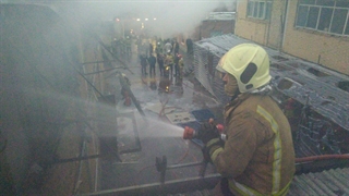 آتش سوزی در یک انبار مواد غذایی در جاده قدیم کرج