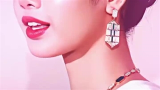 زیبایی بانو لیسا. تو این ویدیو مشخص میشه که بدون چتری هم خیلی زیباس