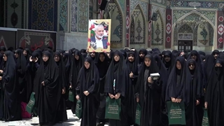 اجتماع خودجوش جمعی از نوجوانان و جوانان قرآنی در صحن قدس در پی شهادت آقای اسماعیل هنیه