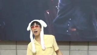 وقتی خودش داره ادا درمیاره و پشتش داره آهنگ jealousy پخش میشه