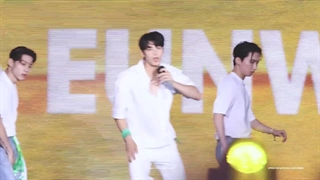 استیج کاور اونوو از آهنگ 10MINUTES از لی هیوری در فستیوال واتربمب ۲۰۲۴ سئول