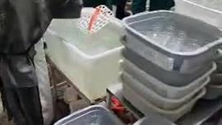 نحوه شست و شوی لیوان ها در چایخانه امام رضا (ع)