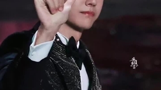 و سوگند به چشمانت که لبخندهایت بسیار زیباست. تولد وانگ ییبو رو به همه فن هاش تبریک میگم