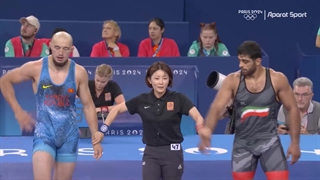 کمک به داور (زن) توسط کشتی گیر دلیر ایرانی محمد هادی ساروی در المپیک 2024 پاریس