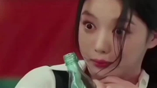 جوری که بقیه دخترا میخندن