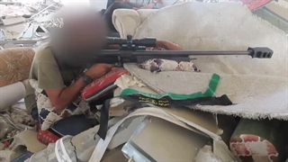 رزمندگان گردانهای قسام در خانیونس غزه با سلاح تک تیرانداز با صهیونیست ها میجنگند