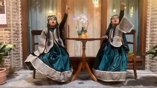 نیوشا نکیسا چگینی دوقلو های هنرمند از قزوین خواهرزاده ایرج الهی بازیگر در تیزر سال نو