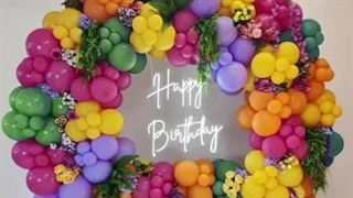 دکور جشن با بادکنک آرایی حلقه