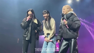 اجرای آهنگ type girl از بلک پینک (جنی و رزی پارت لیسا رو میخونن)