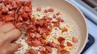 ویدئو طرز تهیه پیتزا تابه‌ای با نان لواش، یک شام سریع و راحت با طعم بی‌نظیر