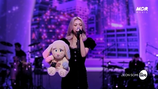 اجرای زنده آهنگ anymore از سومی