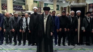 اقامه نماز ظهر توسط رهبر معظم انقلاب در بین دانشجویان - اربعین 1403