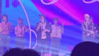 اجرای آهنگ I like it از استری کیدز در کنسرت ( درخواستی ) ( دوربین اصلی نبود که بذارم )