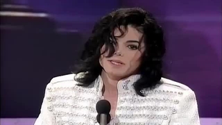اهدای جایزه به مایکل جکسون توسط خواهرش جانت در سال 1993((کپشن مهم))