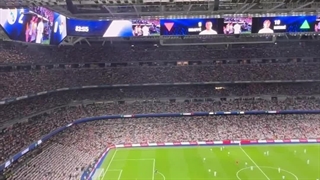 لحظه خروج و تشویق امباپه توسط هواداران