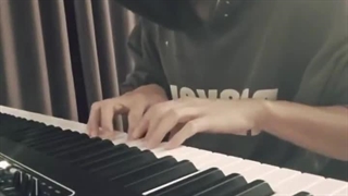 پیانو زدن نامجون شی (✷‿✷)