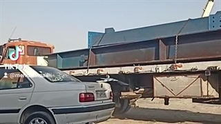 چه میبینید؟معلق در هوا ،بندبازی یا نصب اسکلت فلزی  یا رانندگی بچه،