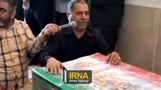 مرثیه خوانی پدر شهید امنیت ابوالفضل ربیع زاده بر پیکر فرزندش - مشهد