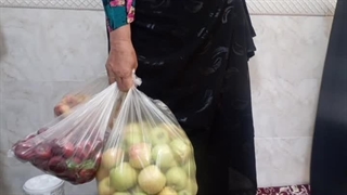 147- اهدای میوه توسط دکتر قاسم زاده - شهریور 1403