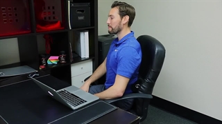 نشستن صحیح روی صندلی اداری برای جلوگیری از کمر درد