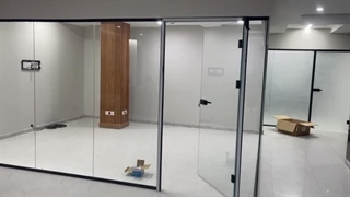 پارتیشن شیشه‌ای: زیبایی و کارایی برای فضای شما