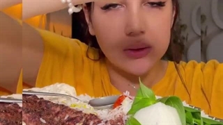 چالش خوردن کباب کوبیده فود اسمر توسط مهتاب فود