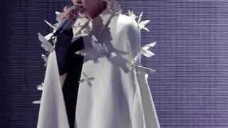 اجرای اهنگ Darknessتوسط تان جیانسی در کنسرت 5اکتبر2024 ❤️ ترکیب موی قرمز ولباس سفید