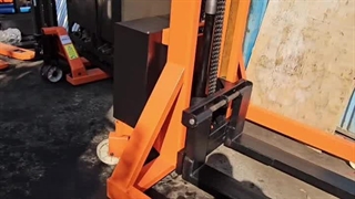 استاکر شارژی 3 تن پایه پهن 09121482996 شرکت آسیا یدک تولید کننده انواع استاکر شارژی 1 تن 2 تن 3 تن و استاکر شارژی خودران