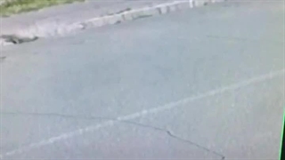 سارق در حال بررسی محل سرقت