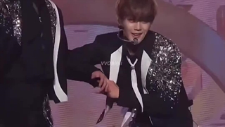 یکی توضیح بده چرا کف استیجشون انگار صابون ریخته؟؟؟