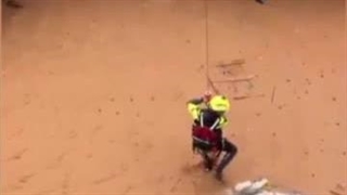 لحظات نجات زنی با سگش درسیل مرگبار اسپانیا(فیلم)