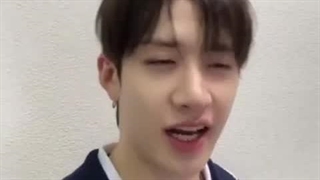 توییتر ژاپنی اسکیز با چان "&: اگه مکنه اسکیز بودی دوست داشتی چیکار کنی؟" جواب چان کپشن