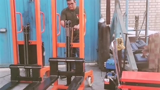 مقایسه استاکر دستی و برقی 2 تن