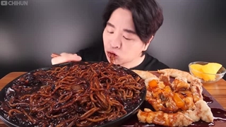 اسمرفود چی هون | جاجانگ میون با رشته نخودفرنگی ، میگو ترش و شیرین و دامپلینگ