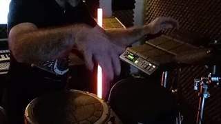 کاور آهنگ آرون افشار شاد قری توسط حسن مهدوی با پرکاشن های دیجیتال