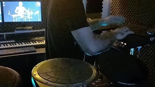 سولو نوازی در سبک هاوس توسط حسن مهدوی با پرکاشن های دیجیتال