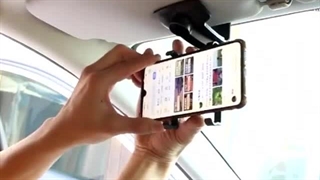 هولدر موبایل جلو داشبورد و سایه