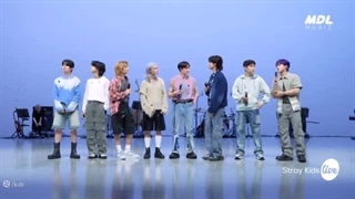 it's live stray kids چیک چیک بوم