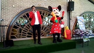 مینی موس در جشن دبستان دخترانه