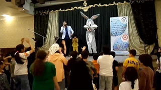 خرکوش باگزبانی در جشن مدرسه