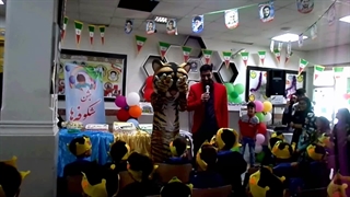 اجرای آهنگ دوستی در جشن مدرسه