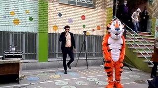 اجرای نمایش عروسکی با حضور ببر درنده