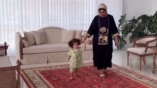 فرش ماشینی ابریشمی زمینه لاکی و جلوه‌ی باصفایش در منزل شما!