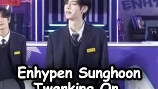 اینم ورژن خجالتیش :خنده: اگه حدس زدید این پسر چقدر این رقص رو تو اتاقش تمرین ککرده ؟!:خنده: (کپشن)