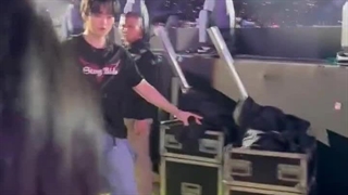 لینو گوشیشو که افتاده بود بهش داد:)))))