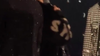 اینجا همه دارن با چان همخانی میکنن در صورتی که کنسرت اسکیز نیست و فستیواله موزیک بنک بقیه فندوما هم هستن کپشن