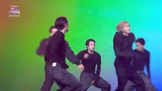 اجرای intro+brought the heat back در فستیوال