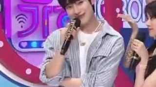 اما mc بودن سونو خیلی خاصه اما نمی دونم دیدین mc بودن جیک و هیسونگ حسابی خجالتی و پر از سردرگمی بود  .............:خنده: