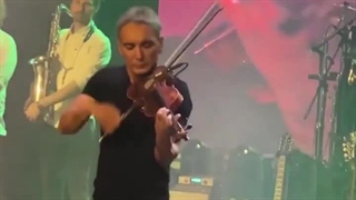 اجرای زنده اهنگ ای ایران از شادمهر